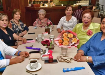 Fotos: Rubén Morales // María Luisa Marín celebró su cumpleaños acompañada de sus amigas Sandra Calvo, Martha Ocaña, Alicia Arnaud, Luz María, Lupita Argüelles y Lupita Salinas.
