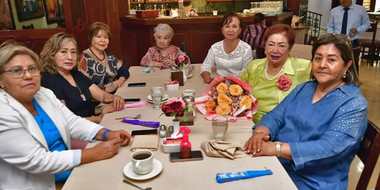Fotos: Rubén Morales // María Luisa Marín celebró su cumpleaños acompañada de sus amigas Sandra Calvo, Martha Ocaña, Alicia Arnaud, Luz María, Lupita Argüelles y Lupita Salinas.