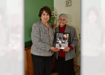 Fotos: Rubén Morales // Martha Navarro entregó un detalle a la señora Geña Campa Miranda durante el desayuno.