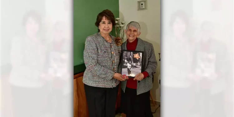 Fotos: Rubén Morales // Martha Navarro entregó un detalle a la señora Geña Campa Miranda durante el desayuno.