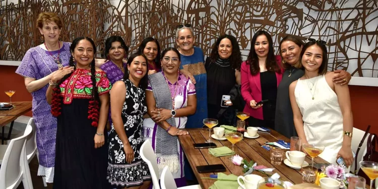 Fotos: Rubén Morales // Mujeres restauranteras de Oaxaca fueron reconocidas por CANIRAC durante un desayuno.