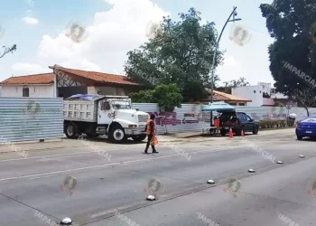 Foto: Adrián Gaytán // Entrada y salida de vehículos y falta de mostrar permisos ni autorizaciones de la construcción.