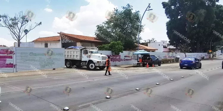 Foto: Adrián Gaytán // Entrada y salida de vehículos y falta de mostrar permisos ni autorizaciones de la construcción.