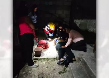 Paramédicos de Bomberos estabilizaron y trasladaron a la lesionada.