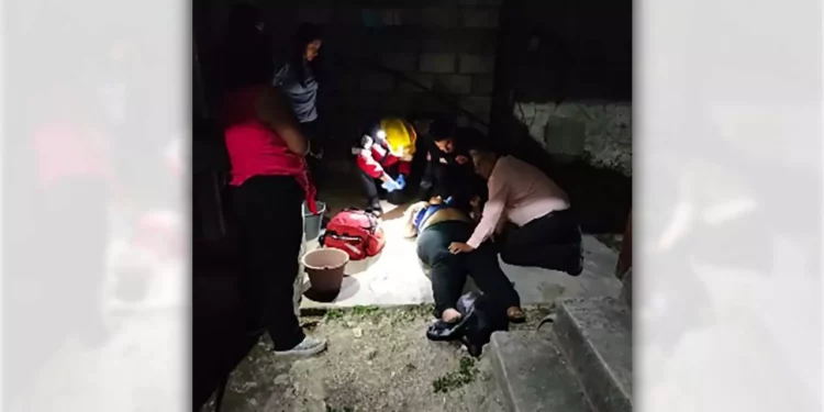 Paramédicos de Bomberos estabilizaron y trasladaron a la lesionada.