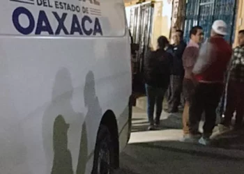Peritos de la Fiscalía realizaron el levantamiento del cuerpo de la joven Ana C. M. H. en la agencia de San Juan Chapultepec para iniciar las investigaciones de ley.