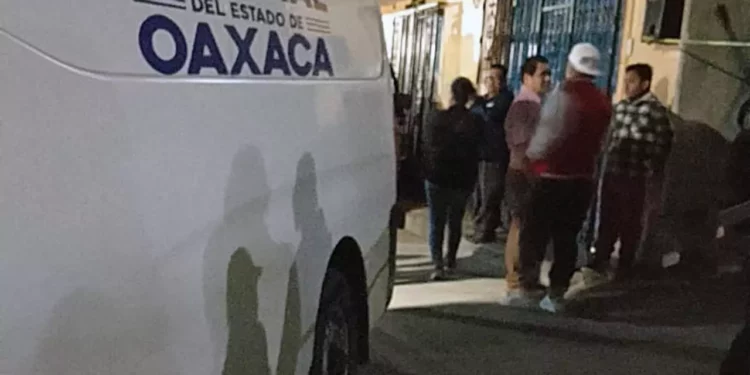 Peritos de la Fiscalía realizaron el levantamiento del cuerpo de la joven Ana C. M. H. en la agencia de San Juan Chapultepec para iniciar las investigaciones de ley.