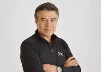 Rivera ha explorado diversas disciplinas como la música, la poesía, la actuación y las artes plásticas.