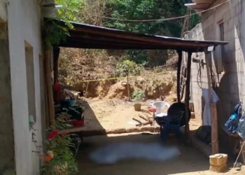 Peritos de la Vicefiscalía Regional de la Costa recolectaron más de una decena de evidencias balísticas en el corredor donde quedó el cuerpo del joven.
