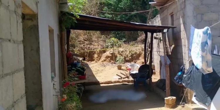 Peritos de la Vicefiscalía Regional de la Costa recolectaron más de una decena de evidencias balísticas en el corredor donde quedó el cuerpo del joven.