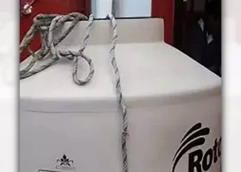Una pareja intentó llevarse un tinaco a bordo de un automóvil particular.