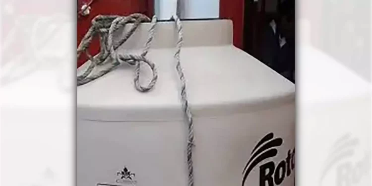 Una pareja intentó llevarse un tinaco a bordo de un automóvil particular.