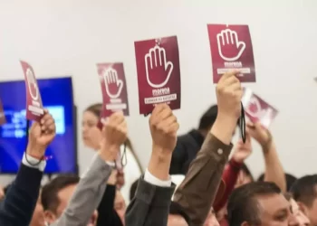 Foto: Morena-Oaxaca // Voto a mano alzada en la democracia morenista.
