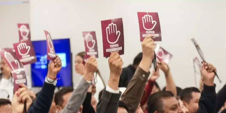 Foto: Morena-Oaxaca // Voto a mano alzada en la democracia morenista.