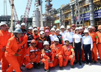 Fotos: Presidencia de la República // Con los trabajadores de Pemex que ponen a punto la nueva factoría para producir gasolinas.