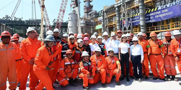 Fotos: Presidencia de la República // Con los trabajadores de Pemex que ponen a punto la nueva factoría para producir gasolinas.