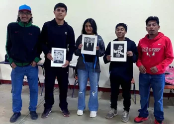 13 jóvenes del Bachillerato Integral Comunitario (BIC) 02 de Santa María Alotepec exploraron el mundo del fanzine.