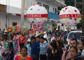 Con una calenda, música y fuegos artificiales inauguraron la Feria Anual.