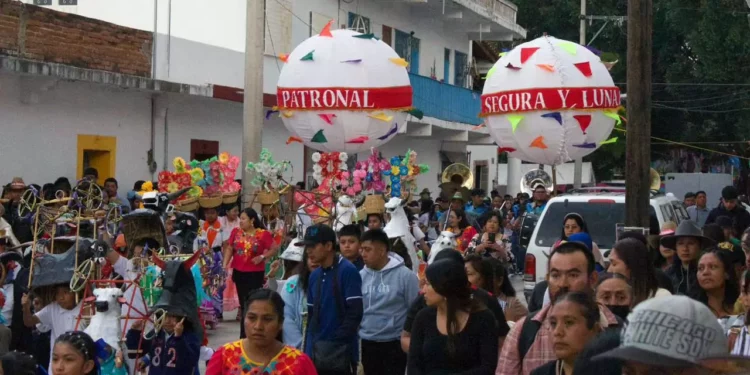 Con una calenda, música y fuegos artificiales inauguraron la Feria Anual.
