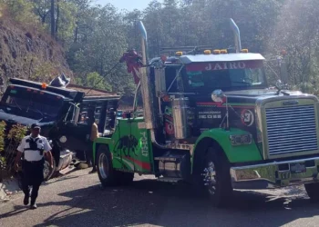 El conductor del camión Dina fue rescatado por paramédicos de Tlaxiaco tras accidentarse en el tramo a Chalcatongo.