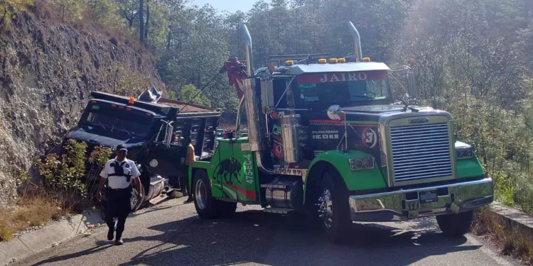 El conductor del camión Dina fue rescatado por paramédicos de Tlaxiaco tras accidentarse en el tramo a Chalcatongo.
