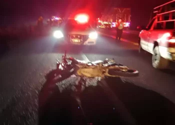 El cuerpo de la mujer quedó sobre la cinta asfáltica tras el impacto entre las dos motocicletas.