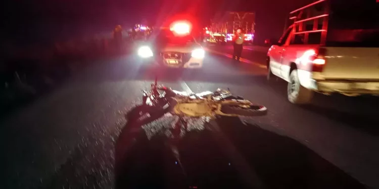 El cuerpo de la mujer quedó sobre la cinta asfáltica tras el impacto entre las dos motocicletas.