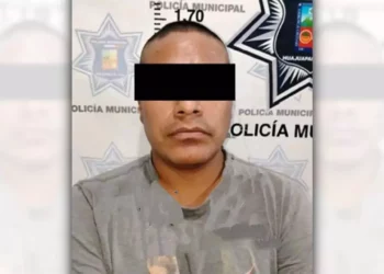 El grupo opuso resistencia, lo que derivó en el hallazgo del arma de fuego y tres arrestos.
