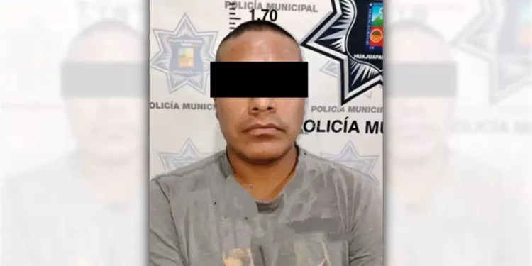 El grupo opuso resistencia, lo que derivó en el hallazgo del arma de fuego y tres arrestos.