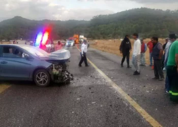 El impacto frontal entre el Tsuru y el Yaris dejó ambas unidades motoras con daños totales en la parte del motor.