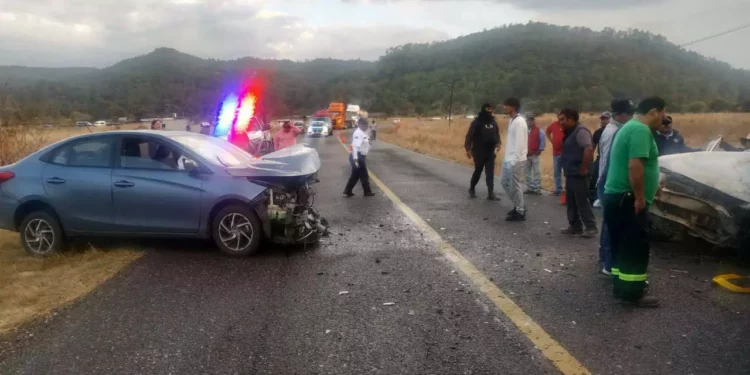 El impacto frontal entre el Tsuru y el Yaris dejó ambas unidades motoras con daños totales en la parte del motor.