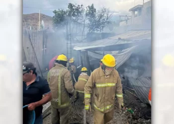 El siniestro consumió cuatro piezas de la vivienda en la calle Juan Solana Carrión; bomberos lograron extraer tres tanques de gas.