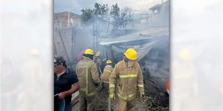 El siniestro consumió cuatro piezas de la vivienda en la calle Juan Solana Carrión; bomberos lograron extraer tres tanques de gas.