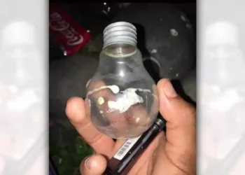 El sujeto fue sorprendido fumando estupefacientes y portando una sierra oxidada.