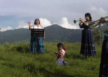 El cortometraje muestra el trabajo artístico de la banda femenina indígena Viento Florido, originaria de Tlahuitoltepec, Oaxaca.