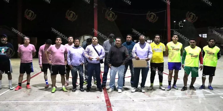 Fotos: Leobardo García Reyes // Fue reconocido Osvan Acevedo, pionero del futbol en espacios reducidos en Oaxaca.