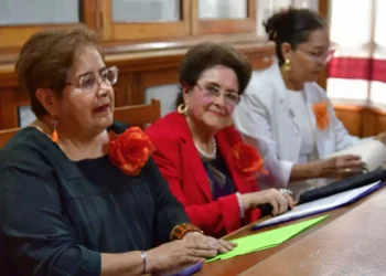 Integrantes de la Asociación de Mujeres Navegando en el Tiempo encabezaron el conversatorio.