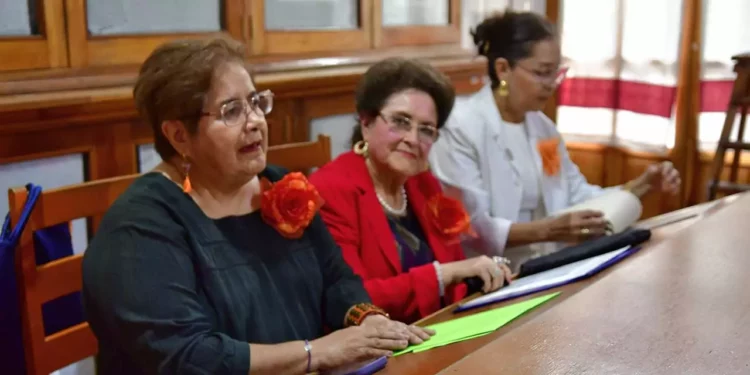 Integrantes de la Asociación de Mujeres Navegando en el Tiempo encabezaron el conversatorio.