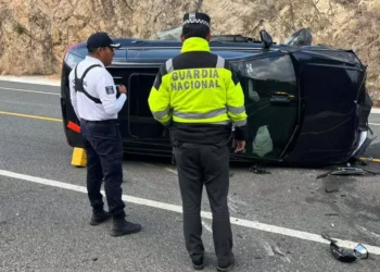 La camioneta quedó con el frente destruido tras impactarse contra la valla metálica.