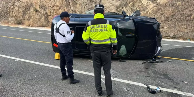 La camioneta quedó con el frente destruido tras impactarse contra la valla metálica.