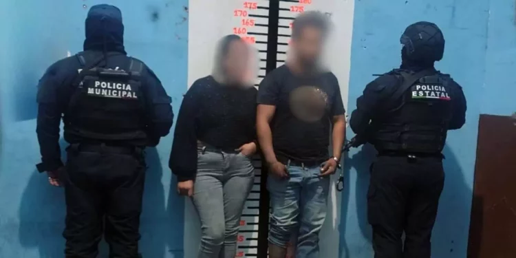 La pareja quedó detenida en espera de conocer su situación jurídica.