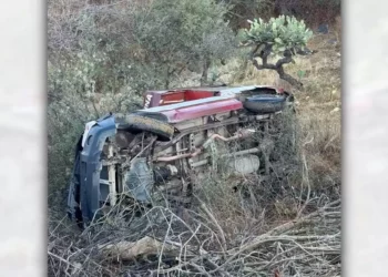 La unidad de pasaje terminó al fondo de un barranco en Santa Catarina Estancia.