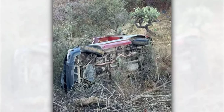La unidad de pasaje terminó al fondo de un barranco en Santa Catarina Estancia.