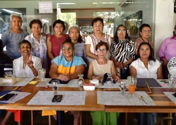 Foto: Rubén Morales // La Lic. Cruz Cruz celebró su cumpleaños con un desayuno junto a amigas y excompañeras del Poder Judicial.
