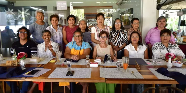 Foto: Rubén Morales // La Lic. Cruz Cruz celebró su cumpleaños con un desayuno junto a amigas y excompañeras del Poder Judicial.