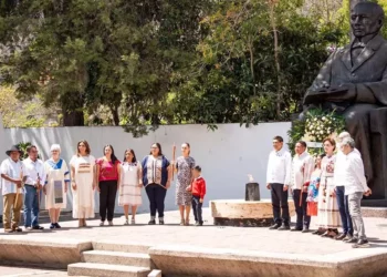 Fotos: Presidencia de la República // La guardia de honor montada frente al monumento a Benito Juárez, en San Pablo Guelatao.