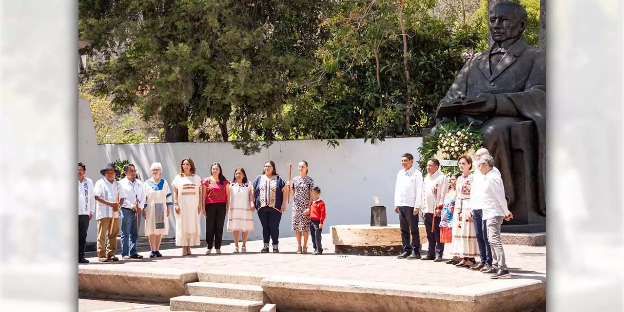 Fotos: Presidencia de la República // La guardia de honor montada frente al monumento a Benito Juárez, en San Pablo Guelatao.