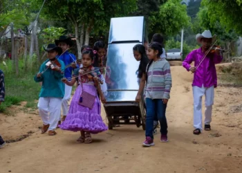Fotos: internet // La historia de "La Raya" se cuenta en poco más de 80 minutos y en torno a un refrigerador que "aparece de la nada.