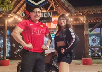Los entrenadores Lucero Cancino y Marco Antonio Ayuso en la Bahía de Santa Cruz Huatulco.
