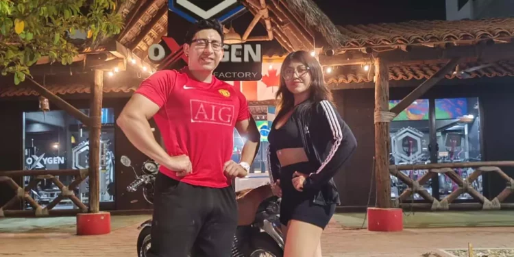 Los entrenadores Lucero Cancino y Marco Antonio Ayuso en la Bahía de Santa Cruz Huatulco.